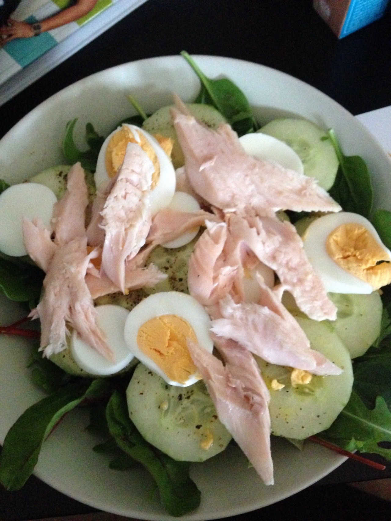 Gemischter Salat mit verschiedenen Toppings – howegethealthy